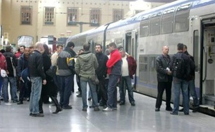 "Si on reprend le travail aujourd'hui, c'est mort!", lance une guichetière: les cheminots de Marseille, à l'exception des conducteurs de train, ont voté à la majorité pour la reprise du travail jeudi, mais les divergences étaient manifestes à la sortie des assemblées générales.