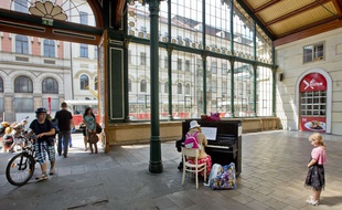 Un piano dans une gare à Prague.
