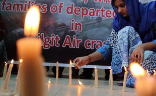 Des habitants de Multan, au Pakistan, allument le 8 mai 2015 des bougies en mémoire des victimes du crash de l'hélicoptère militaire ayant fait sept morts dans l'Himalaya