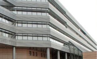 Ils ont attribué des marchés à deux sociétés en échange de repas et voyages.