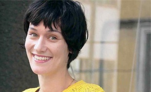 L'actrice se souvient des photographes qui lui criaient « Poussez-vous ! ».