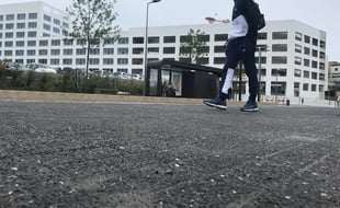 Ce nouveau revêtement à base de coquillages permet de rafraîchir l'air de cette station de tram.