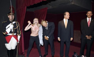 La Femen Iana Jdanova s'en était prise à la statue de cire de Vladimir Poutine au musée Grévin, à Paris, le 5 juin 2014