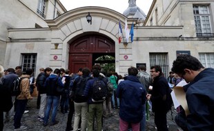 Photo d'illustration de lycéens devant leur établissement.