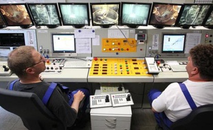 Opération de démantèlement d'un réacteur nucléaire le 1er juillet 2014 à la centrale d'Obrigheim d'EnBW