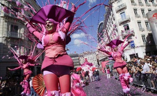 Des Terreaux à la place Bellecour, 300 000 personnes ont assisté au défilé, qui s'est achevé par une immense danse collective.