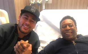 Pelé vient saluer un blessé, ou l'inverse