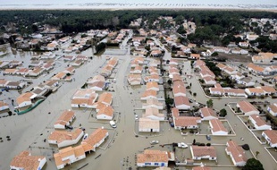 Vue aérienne en date du 3 mars 2010 d'une zone inondée à la Faulte-sur-Mer après le passage de la tempête Xynthia