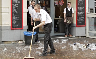 Une terrasse à Lille après le passage de supporters anglais (illustration).