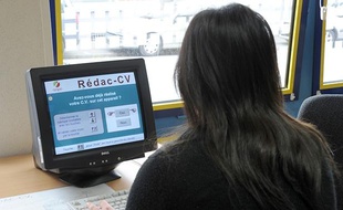 Une femme regarde les instructions pour faire un CV à Pôle Emploi le 28 juillet 2011.