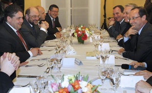 Le candidat PS à l'Elysée François Hollande a reçu vendredi à Paris quelques leaders sociaux-démocrates européens dont le président du SPD allemand, Sigmar Gabriel, et le chef du Parti démocrate italien, Pier Luigi Bersani, l'occasion de répéter sa volonté de renégocier le traité européen de discipline budgétaire.