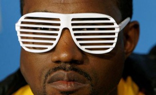 Le producteur de hip hop Kanye West, ici aux Video Music Awards, le 7 août 2007, aime les lunettes barreau-de-prison. Un mauvais présage?