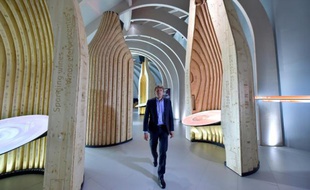 Le directeur de la Cité du vin de Bordeaux, Philippe Massol, arpente les couloirs de ce nouveau lieu "hybride", le 24 mai 2016