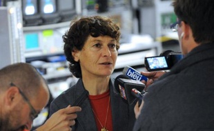 La championne cycliste Jeannie Longo a déclaré jeudi à Grenoble qu'elle "survivait" malgré la "période très douloureuse" qu'elle a vécu après la mort de son père, la procédure dont elle fait l'objet et les soupçons d'achat d'EPO visant son mari et entraîneur Patrice Ciprelli.