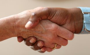 L'emploi salarié privé a progressé de 0,5% au 1er trimestre 2021, soit 88.800 créations nettes d'emplois, selon les chiffres définitifs publiés jeudi par l'Insee.