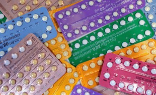 Des plaques de pilule contraceptive. (illustration)
