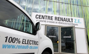 PSA Peugeot Citroën et Renault privilégient leurs usines françaises pour leurs véhicules "propres" et à haute valeur ajoutée, une politique jugée utile mais insuffisante pour maintenir la production automobile dans l'Hexagone.