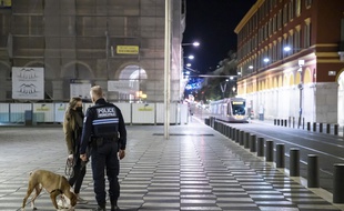 Controle de la police municipale pendant le couvre-feu, place Masséna à Nice, le 24 octobre 2020