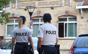 Deux agents de police à Bordeaux