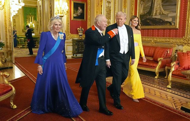 Les voilà ! La reine Camilla, le roi Charles III, le président américain Donald Trump et la première dame Melania Trump arrivent pour assister au fastueux banquet. Au menu, rédigé en français, « panna cotta de cresson et œufs de caille, ballottine de poulet fermier et bombe glacée cardinal ». Le cognac était de 1912, année de naissance de la mère écossaise de Donald Trump, et un cocktail « Transatlantic Whisky Sour » a été créé pour l’occasion.