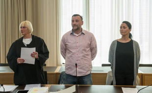 Lutz Bachmann (C), fondateur du mouvement islamophobe Pegida, son avocate Katja Reichel (g) et son épouse, Vicky Bachmann (d), pendant son procès à Dresde le 3 mai 2016