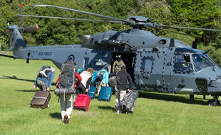 Des touristes montent dans un hélicoptère de l'armée néo-zélandaise à Kaikoura, le 15 novembre 2016.