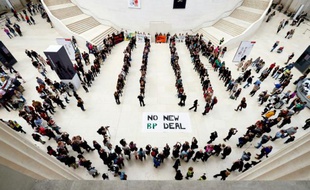 Rassemblement éclair pour protester contre le géant pétrolier britannique BP, mécène du British Museum, le 13 septembre 2015 à Londres
