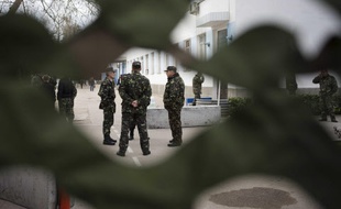 Des soldats ukrainiens gardent la base navale de Sébastopol, en Crimée, le 6 mars 2014.