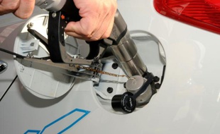 Une voiture à hydrogène est rechargée à Marcoussis le 4 octobre 2011