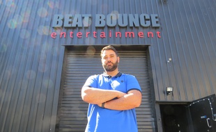 Mike Ponticelli devant les studios de Beat Bounce