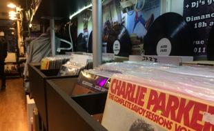 Alors que la vente du CD est en chute libre, vinyles et platines partent comme des petits pains chez les disquaires.