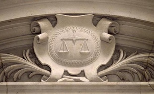 Relief représentant le blason de la justice et sa balance