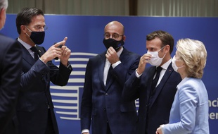 Les tensions ont été fortes entre le Premier ministre des Pays-Bas Mark Rutte (à gauche) et Emmanuel Macron lors du sommet européen (du 18 au 21 juillet 2020) destiné à conclure le plan de relance et le budget de l'UE.