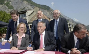 De g à d, le PDG de de Rio Tinto Alcan, Jacynthe Côté, celui de Trimet, Heinz-Peter Schlüter, et à l'arrière Arnaud Montebourg et Jean-Marc Ayrault, le 13 juillet 2013 à Saint-Jean-de-Maurienne