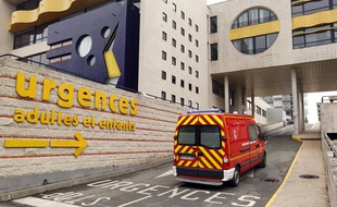 L'entrée du service des urgences de l'hôpital Victor Provot à Roubaix