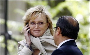 Claude a en commun avec sa mère -avec qui les relations n'ont pas été toujours faciles- d'être constamment en liaison avec le chef de l'Etat, dans son bureau ou par téléphone.