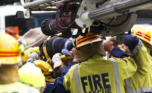 Des secouristes sortent une femme des ruines d'un immeuble après le tremblement de terre dans le centre de Christchurch, le 23 février 2011.