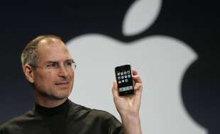 Steve Jobs dévoilant l'IPhone, en 2007