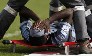 Paul-Georges Ntep sur une civière, après sa blessure contractée à Monaco, le 4 octobre 2015.