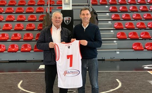 Gilbert et Eric Mittelhaeuser (de gauche à droite), avec le maillot du BCS.
