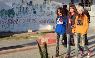 Des jeunes filles marchent le long de l'avenue Mohamed Bouazizi le 4 décembre 2015 à Sidi Bouzid en Tunisie