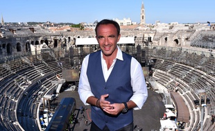 Nikos Aliagas dans les arènes de Nîmes (en 2015).