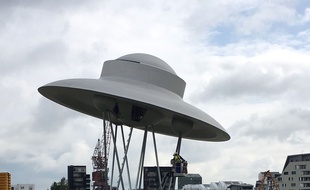 La soucoupe sera installée au ras de l'eau.