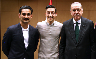 Ozil et Gundogan avaient (encore) le sourire à ce moment-là.