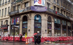 Des tentes sont disposées devant le «Ministère de la crise du logement», rue de la banque à Paris, le 29 octobre 2007