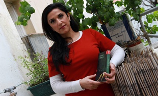 Dorit Rabinyan pose avec son nouvel ouvrage