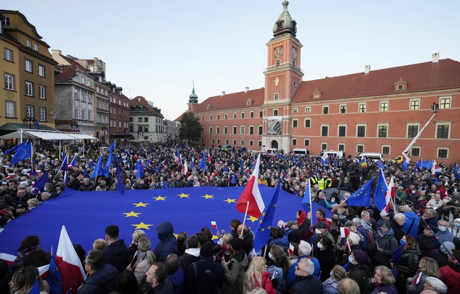 Pologne : Des dizaines de milliers de Polonais manifestent pour le maintien du pays dans l'UE