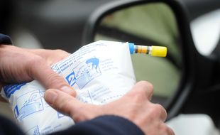 Un contrôle d'alcoolémie sur un conducteur. Illustration.