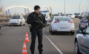 Contrôles de police sur le Pont de l'Europe. Strasbourg le 14 novembre 2015.