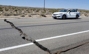 Des routes ont été endommagées près de Ridgecrest mais le séisme qui a secoué la Californie du Sud, le 4 juillet 2019, n'a pas causé de dégâts majeurs.
